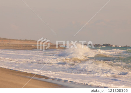 打ち寄せる波 121800596