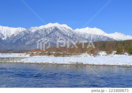 信濃大町山岳展望　冬の北アルプス後立山連峰 121800673