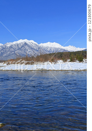信濃大町山岳展望　冬の北アルプス後立山連峰 121800679