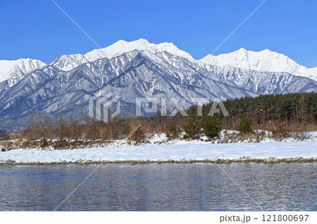信濃大町山岳展望　冬の北アルプス後立山連峰 121800697