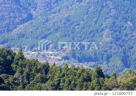 山間の集落 121800757