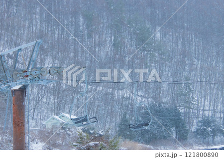 ゲレンデのリフト 121800890