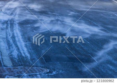 道路に舞う吹雪 121800962