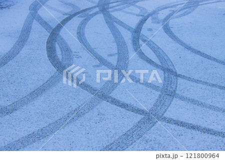 雪道に残るタイヤ痕 121800964