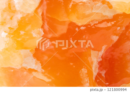オレンジカルサイトの原石のクローズアップ 121800994
