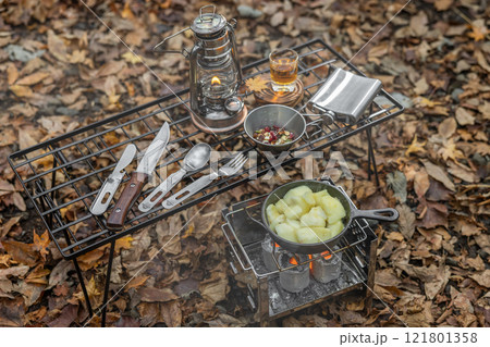 キャンプの食事　Outdoor and camping breakfast set 121801358