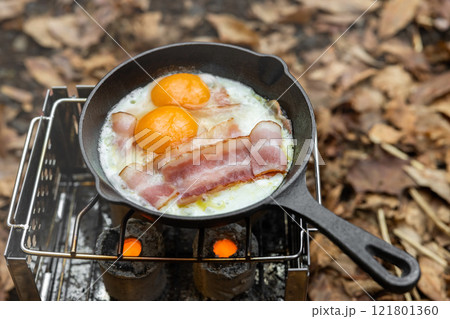 キャンプの食事　Outdoor and camping breakfast set 121801360