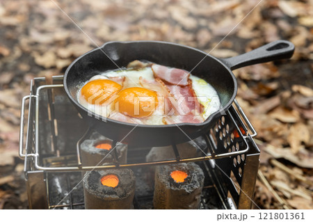 キャンプの食事 Outdoor and camping breakfast set キャンプの食事 Outdoor and camping breakfast set 121801361