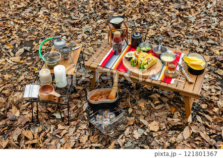 キャンプの食事 Outdoor and camping breakfast set キャンプの食事 Outdoor and camping breakfast set 121801367
