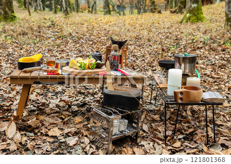 キャンプの食事　Outdoor and camping breakfast set 121801368