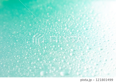 細かな雫とホライゾングリーンの背景 121801499