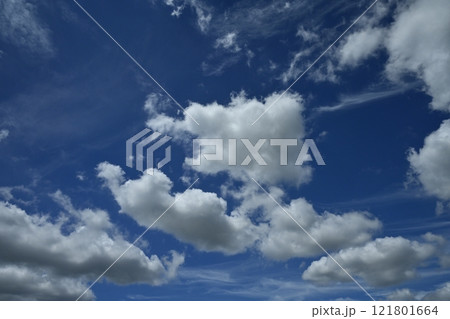 青空に雲 121801664