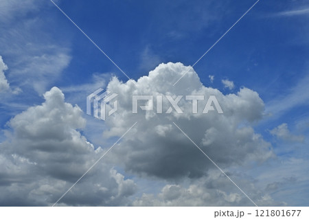 青空に雲 121801677