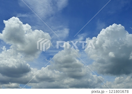 青空に雲 青空に雲 121801678