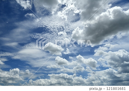 青空に雲 121801681