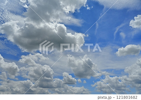青空に雲 121801682