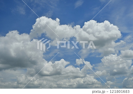 青空に雲 121801683
