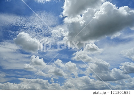 青空に雲 121801685