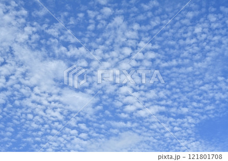 青空に雲 121801708