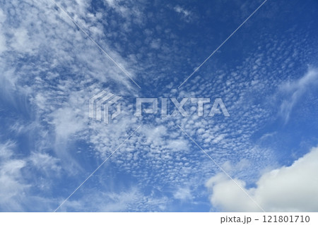 青空に雲 121801710