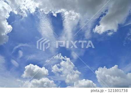 青空に雲 121801738