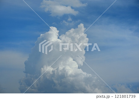 青空に雲 青空に雲 121801739