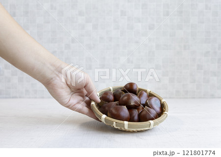 籠に盛られた栗 121801774