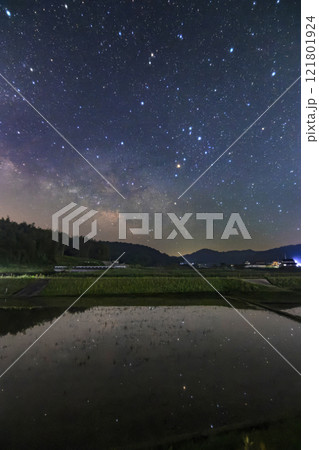 農村の春の星空水田に映る星空と天の川 農村の春の星空水田に映る星空と天の川 121801924