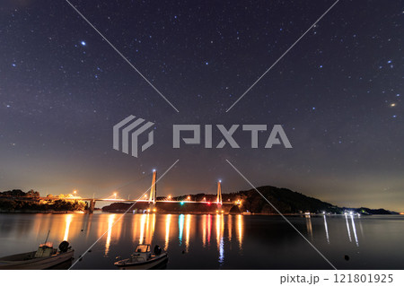 瀬戸内の春の星景橋と天の川 121801925