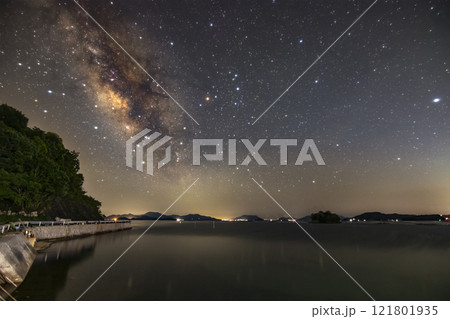 海岸瀬戸内の春の星景　海岸道路と天の川 121801935
