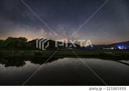 農村の春の星空 田植え前の水田と天の川 農村の春の星空 田植え前の水田と天の川 121801939