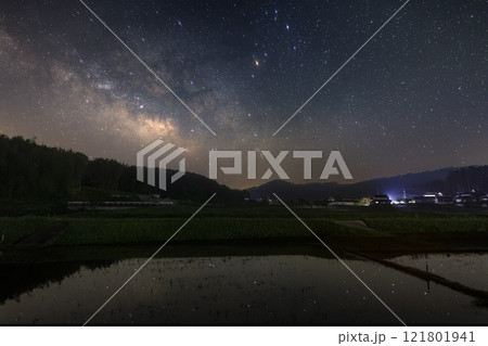 農村の春の星空　田植え前の水田と天の川 121801941