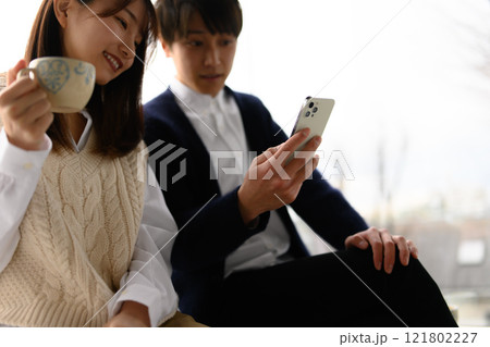 男女のペアのポートレート 121802227