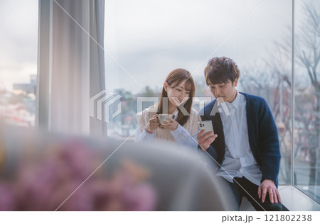 男女のペアのポートレート 男女のペアのポートレート 121802238