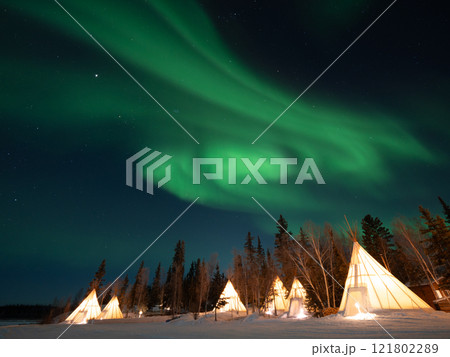 オーロラの世界を感じながら、オーロラ鑑賞、神秘的な世界に迷い込んでいくようなオーロラ、旅を楽しむ 121802289