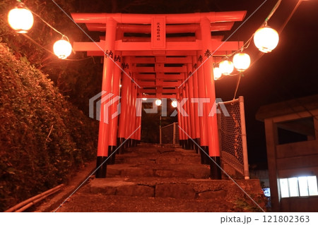 壱岐の島の湯ノ山公園に隣接した伏見稲荷神社の赤い鳥居 121802363