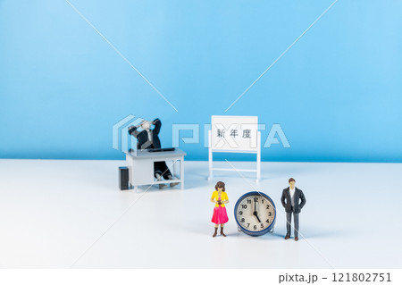 新年度に定時退社をしたい願望をイメージ化した写真 121802751