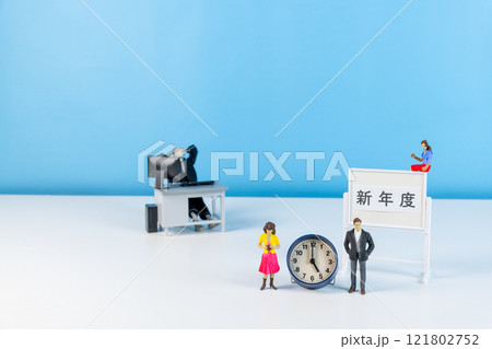 新年度に定時退社をしたい願望をイメージ化した写真 121802752