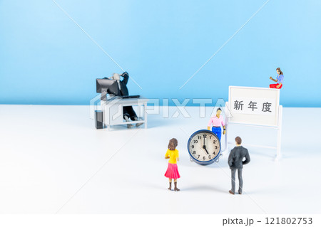 新年度に定時退社をしたい願望をイメージ化した写真 121802753