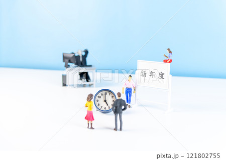 新年度に定時退社をしたい願望をイメージ化した写真 121802755