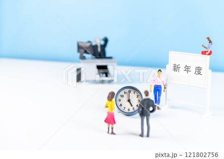 新年度に定時退社をしたい願望をイメージ化した写真 121802756