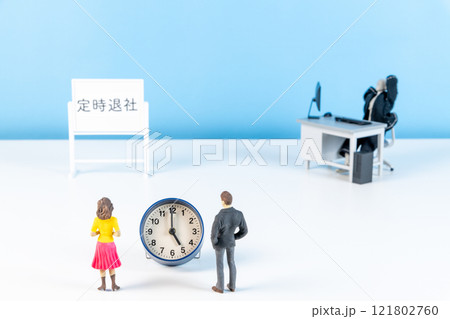 仕事が終わって定時退社したい願望をイメージ化した写真 仕事が終わって定時退社したい願望をイメージ化した写真 121802760