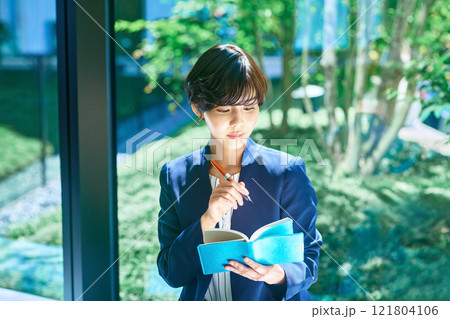 スケジュール帳を持つ女性　撮影協力：LINK FOREST 121804106