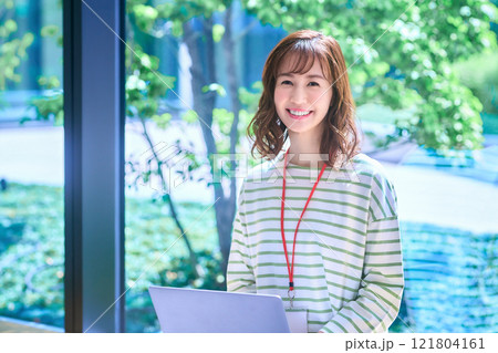 パソコンを操作する女性itエンジニア撮影協力：LINK FOREST 121804161