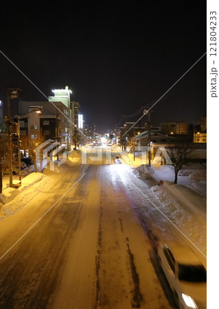 《北海道》旭川市の夜景　雪景色 121804233