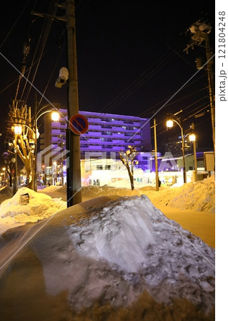 《北海道》旭川市の夜景　雪景色 121804248