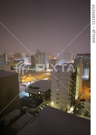 《北海道》旭川市の夜景　雪景色 121804259
