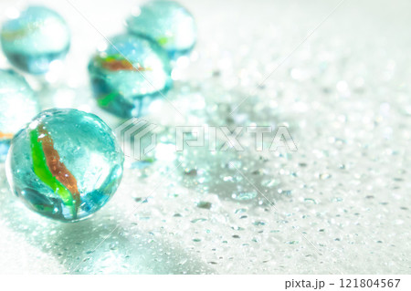 ホライゾングリーンのビー玉と細かな雫 121804567