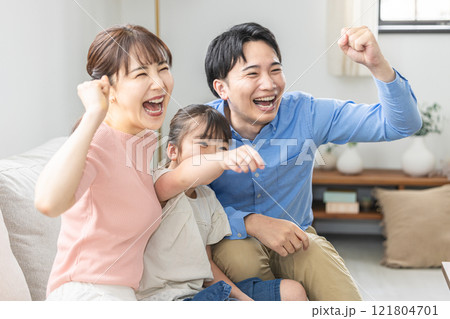 リビングでテレビを観る親子 リビングでテレビを観る親子 121804701