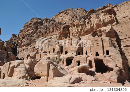 ヨルダン、ペトラ、ペトラ遺跡、岩壁を削った岩窟墓群 121804896